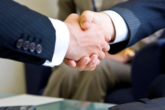 契約締結の握手